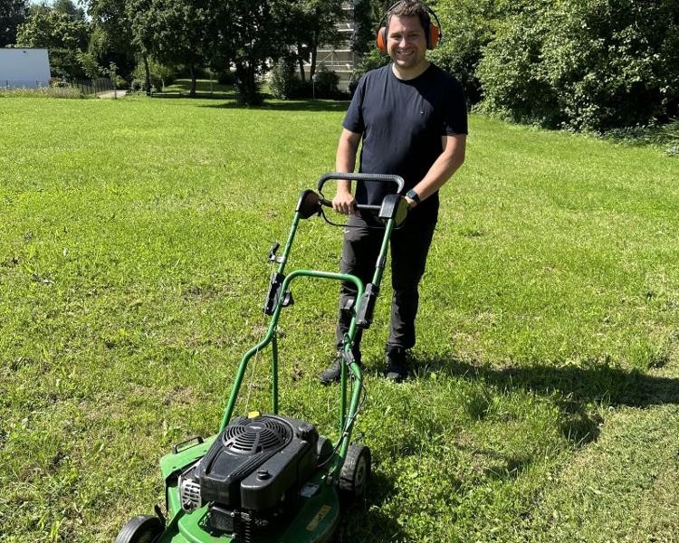Bürgermeister Jarolim beim Rasenmähen