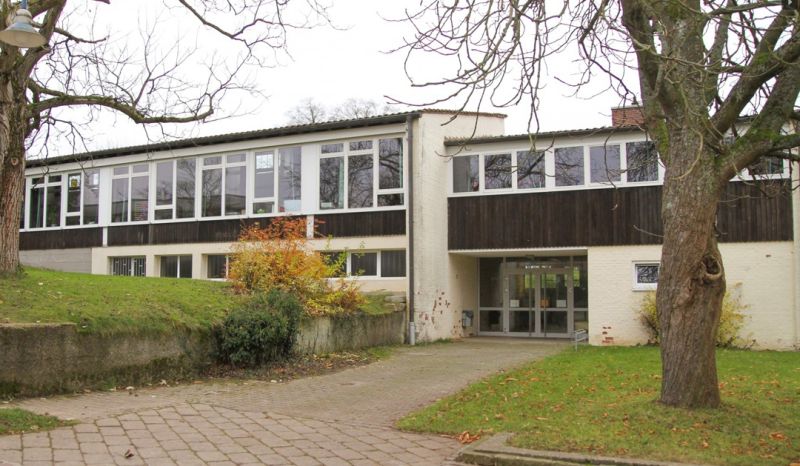 Blick auf das Schulhaus Aichschieß Blick auf das Schulhaus Aichschieß
