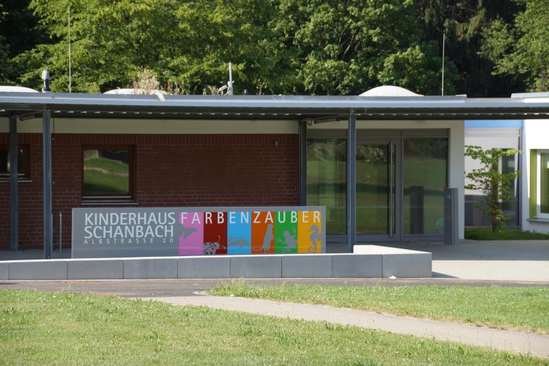 Blick auf das Kinderhaus "Farbenzauber" in Schanbach
